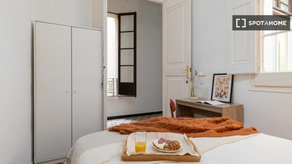 Room for rent in 7-bedroom apartment in Barcelona