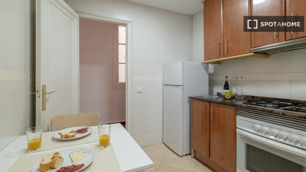 Room for rent in 7-bedroom apartment in Barcelona