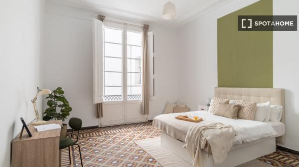 Room for rent in 7-bedroom apartment in Barcelona