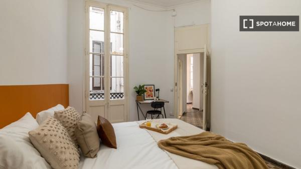 Se alquilan habitaciones en apartamento de 6 dormitorios en Barcelona