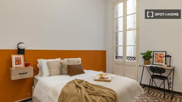 Rooms for rent in 6-bedroom apartment in Barcelona