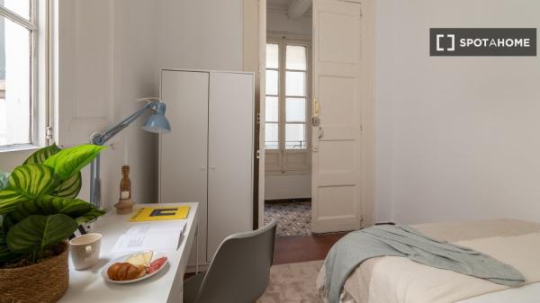 Se alquilan habitaciones en apartamento de 6 dormitorios en Barcelona