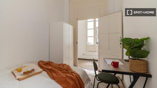 Se alquilan habitaciones en apartamento de 6 dormitorios en Barcelona