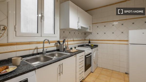 Se alquilan habitaciones en apartamento de 6 dormitorios en Barcelona