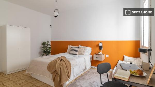 Zimmer zu vermieten in 6-Zimmer-Wohnung in Barcelona