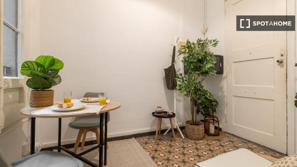 Se alquilan habitaciones en apartamento de 6 dormitorios en Barcelona