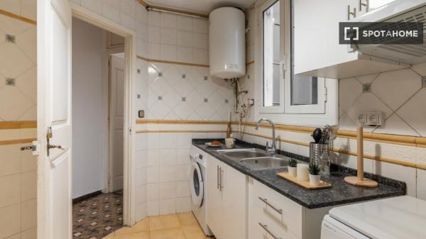 Se alquilan habitaciones en apartamento de 6 dormitorios en Barcelona