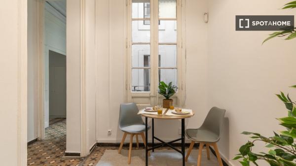 Rooms for rent in 6-bedroom apartment in Barcelona