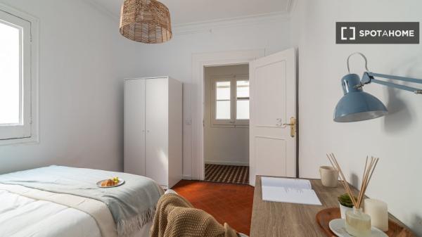 Se alquilan habitaciones en apartamento de 6 dormitorios en Barcelona