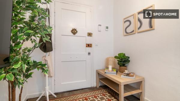 Rooms for rent in 6-bedroom apartment in Barcelona