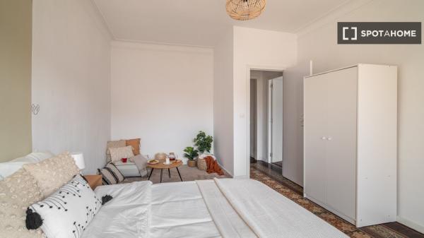 Se alquilan habitaciones en apartamento de 6 dormitorios en Barcelona