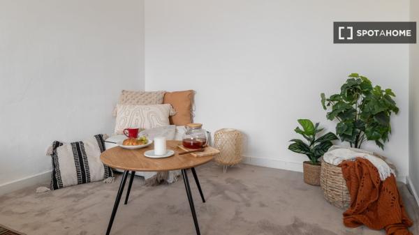 Se alquilan habitaciones en apartamento de 6 dormitorios en Barcelona