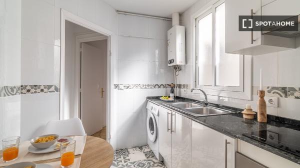 Zimmer zu vermieten in 6-Zimmer-Wohnung in Barcelona