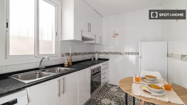 Se alquilan habitaciones en apartamento de 6 dormitorios en Barcelona