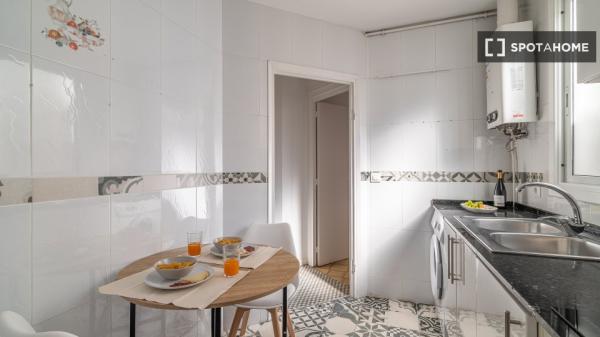 Rooms for rent in 6-bedroom apartment in Barcelona