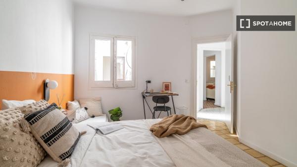 Se alquilan habitaciones en apartamento de 6 dormitorios en Barcelona