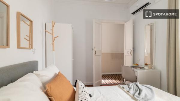 Chambres à louer dans un appartement de 7 chambres à Barcelone