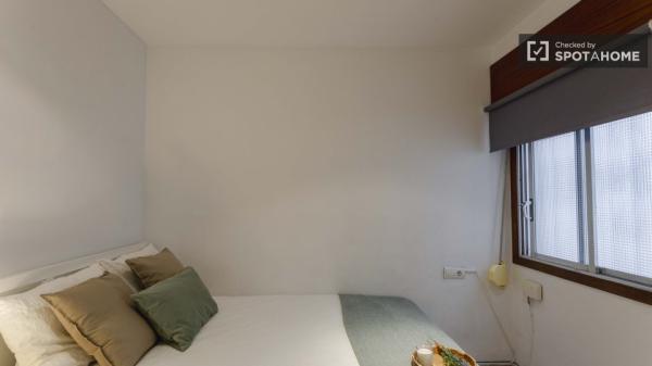 Camera da letto in un appartamento condiviso a Valencia