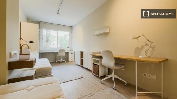 Zimmer zu vermieten in 4-Zimmer-Wohnung in Barcelona