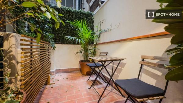 Se alquila habitación en piso de 4 dormitorios en Barcelona