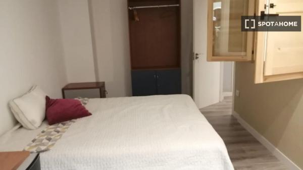 Quartos para alugar em apartamento de 8 quartos em Madrid