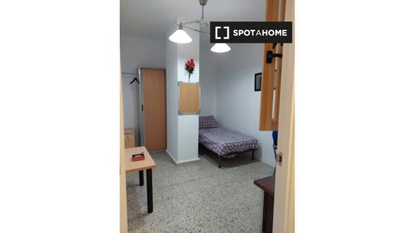 Quartos para alugar em apartamento de 8 quartos em Madrid