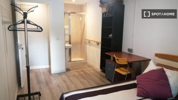 Quartos para alugar em apartamento de 8 quartos em Madrid