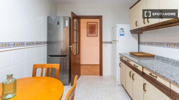 Quarto para alugar localizado em Alicante