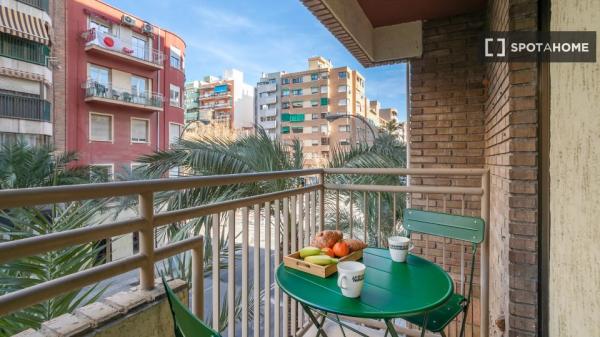 Quarto para alugar em apartamento de 5 quartos em Sant Blai, Alicante