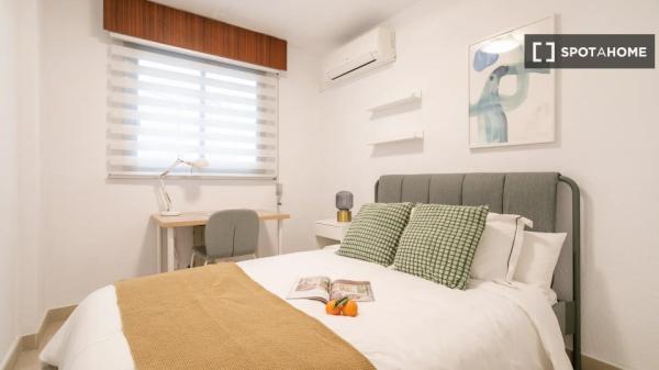 Zimmer zu vermieten in 5-Zimmer-Wohnung in Sant Blai, Alicante