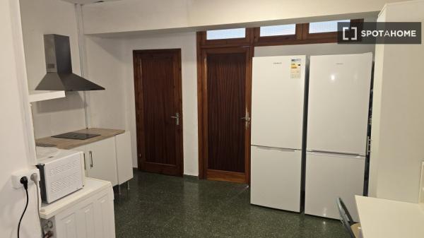 Zimmer zu vermieten in 5-Zimmer-Wohnung in Illes Balears