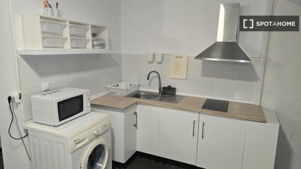 Zimmer zu vermieten in 5-Zimmer-Wohnung in Illes Balears