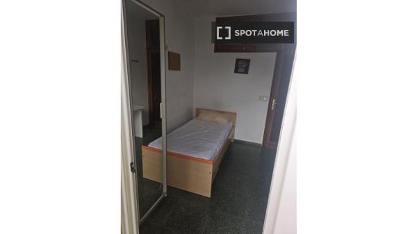 Zimmer zu vermieten in 5-Zimmer-Wohnung in Illes Balears