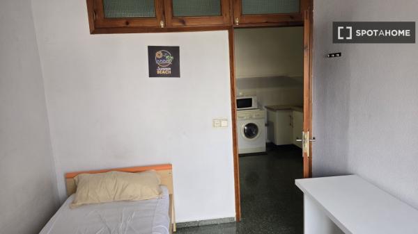 Zimmer zu vermieten in 5-Zimmer-Wohnung in Illes Balears