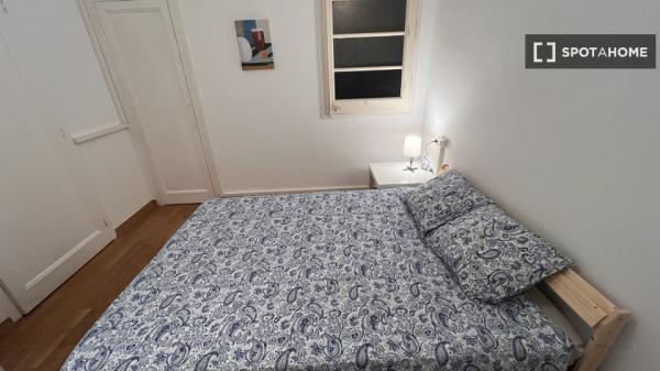 Se alquila habitación en piso de 4 dormitorios en Barcelona