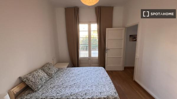 Se alquila habitación en piso de 4 dormitorios en Barcelona