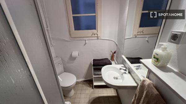 Se alquila habitación en piso de 4 dormitorios en Barcelona