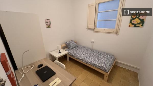 Se alquila habitación en piso de 4 dormitorios en Barcelona