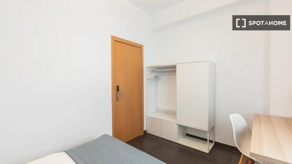 Se alquila habitación en apartamento de 7 dormitorios en L'Eixample, Valencia