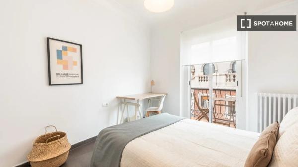 Chambre à louer dans un appartement de 7 chambres à L'Eixample, Valence