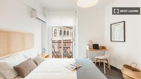 Chambre à louer dans un appartement de 7 chambres à L'Eixample, Valence