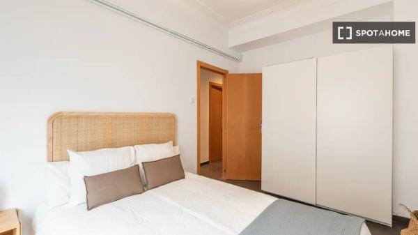 Se alquila habitación en apartamento de 7 dormitorios en L'Eixample, Valencia