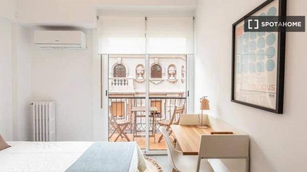 Se alquila habitación en apartamento de 7 dormitorios en L'Eixample, Valencia