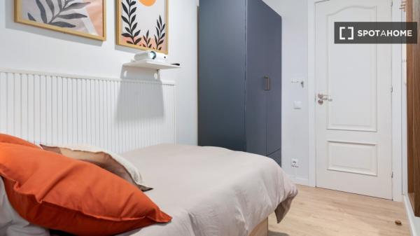 Se alquila habitación en piso de 4 dormitorios en Barcelona