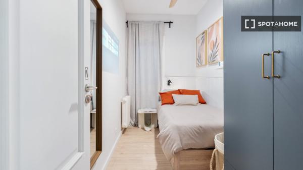 Se alquila habitación en piso de 4 dormitorios en Barcelona