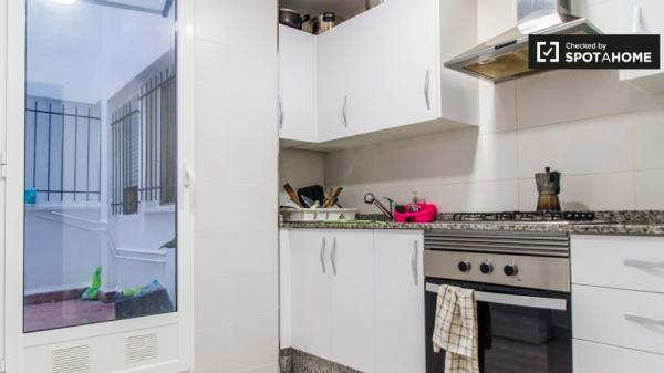 Se alquila habitación en apartamento de 3 dormitorios en Camins al Grau