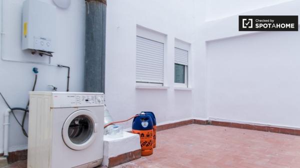 Se alquila habitación en apartamento de 3 dormitorios en Camins al Grau