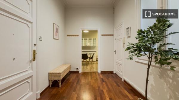 Se alquila habitación en piso de 6 habitaciones en Barcelona