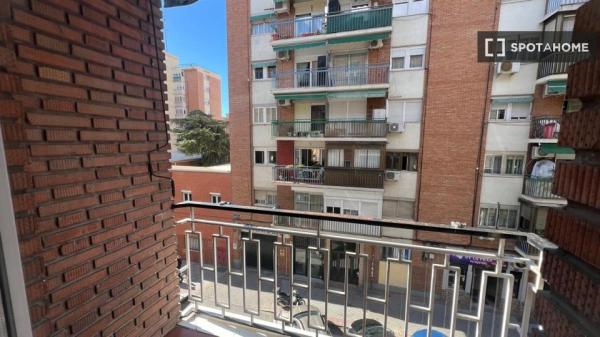 Habitación en piso compartido en madrid.