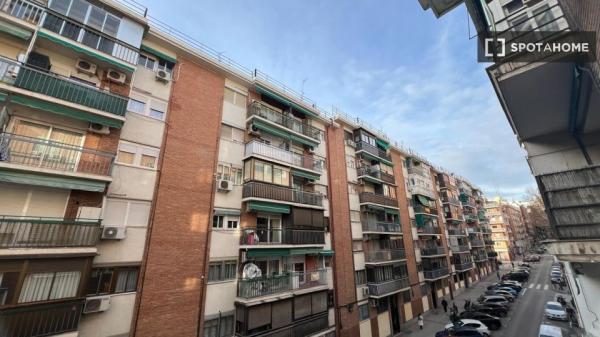 Habitación en piso compartido en madrid.